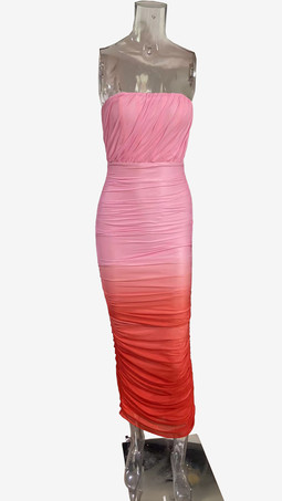 グラデーションカラーのストラップレスマキシドレス（レディース） - ピーチカラーのギャザー入りボディコンチューブドレス（バックスリット付き） - 2026年夏リゾートウェア