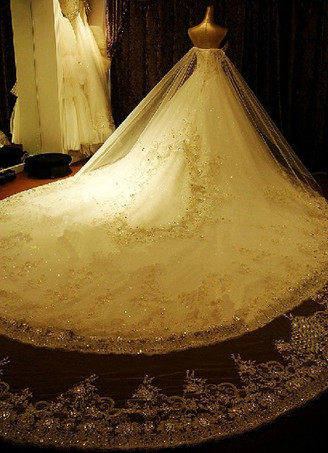 ウェディングドレス　2025　レース　アップリケ　ブライダルドレス　ストラップレス　スイートハートネックライン　ビーズ　大聖堂トレーン　結婚式ドレス