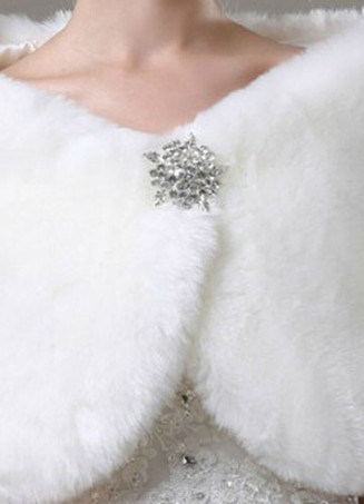 Boléro en fausse fourrure ivoire avec strass
