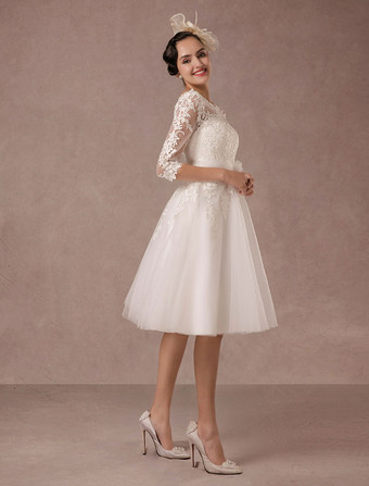 ショートウェディングドレス　2025　ヴィンテージ　レースアップリケ　ロングスリーブ　ティーレングス　Aライン　フラワーサッシュ付きチュールブライダルガウン