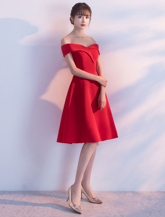 レッドカクテルドレス　2025　サテン　オフショルダー　ショート　ホームカミングドレス　Aライン　ひざ丈　パーティードレス