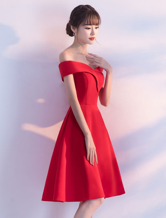 レッドカクテルドレス　2025　サテン　オフショルダー　ショート　ホームカミングドレス　Aライン　ひざ丈　パーティードレス