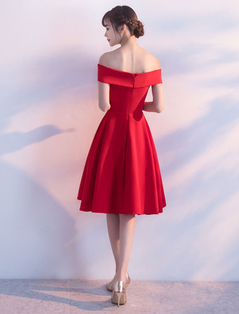 レッドカクテルドレス　2025　サテン　オフショルダー　ショート　ホームカミングドレス　Aライン　ひざ丈　パーティードレス