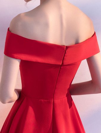 レッドカクテルドレス　2025　サテン　オフショルダー　ショート　ホームカミングドレス　Aライン　ひざ丈　パーティードレス