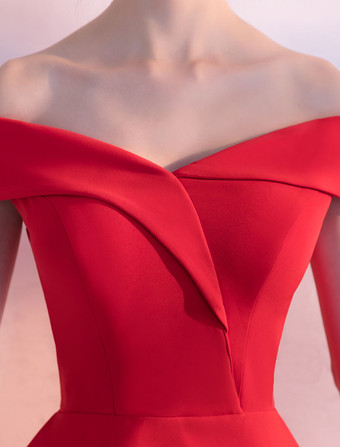 レッドカクテルドレス　2025　サテン　オフショルダー　ショート　ホームカミングドレス　Aライン　ひざ丈　パーティードレス