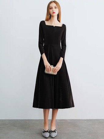 NoirRobe cocktail col carré manche longue zip sur dos avec laçage